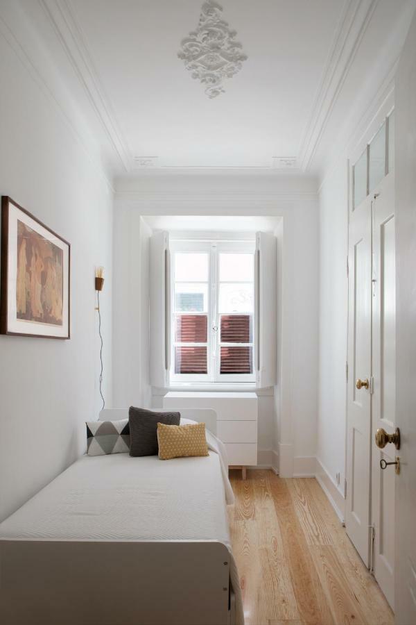 Renovated Charming Apartment With Terrace In Lapa Lisbona Esterno foto